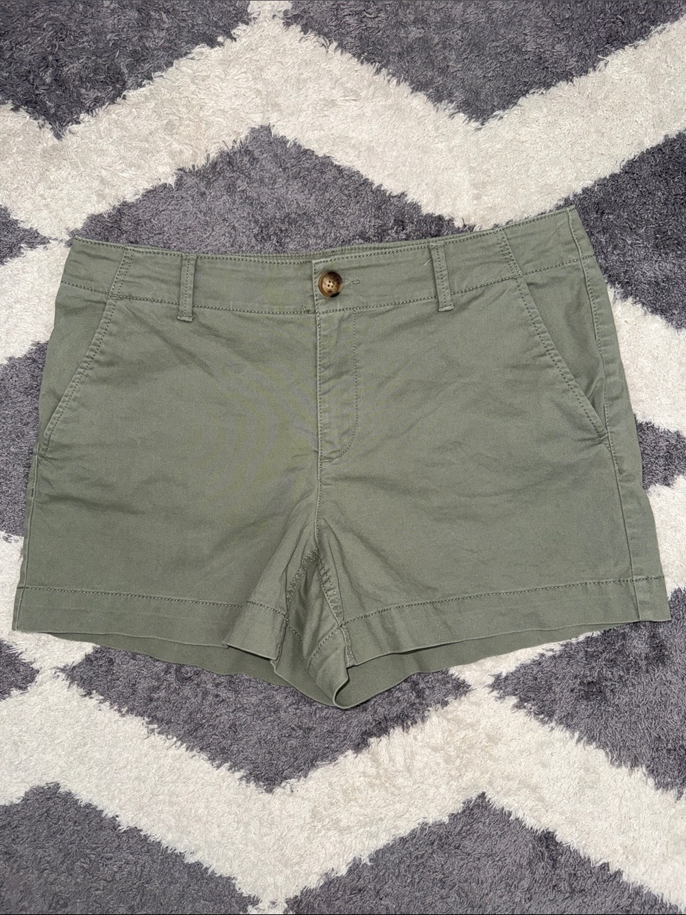 LOFT The Monroe 4” short, Olive Green size 6